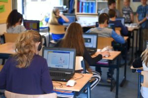 Eine Schulklasse arbeitet mit Laptops 