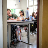 Bild einer Inklusions-Klasse mit Rollstuhlfahrer