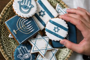 Kekse mit Symbolen zum Themenfeld Antisemitismus