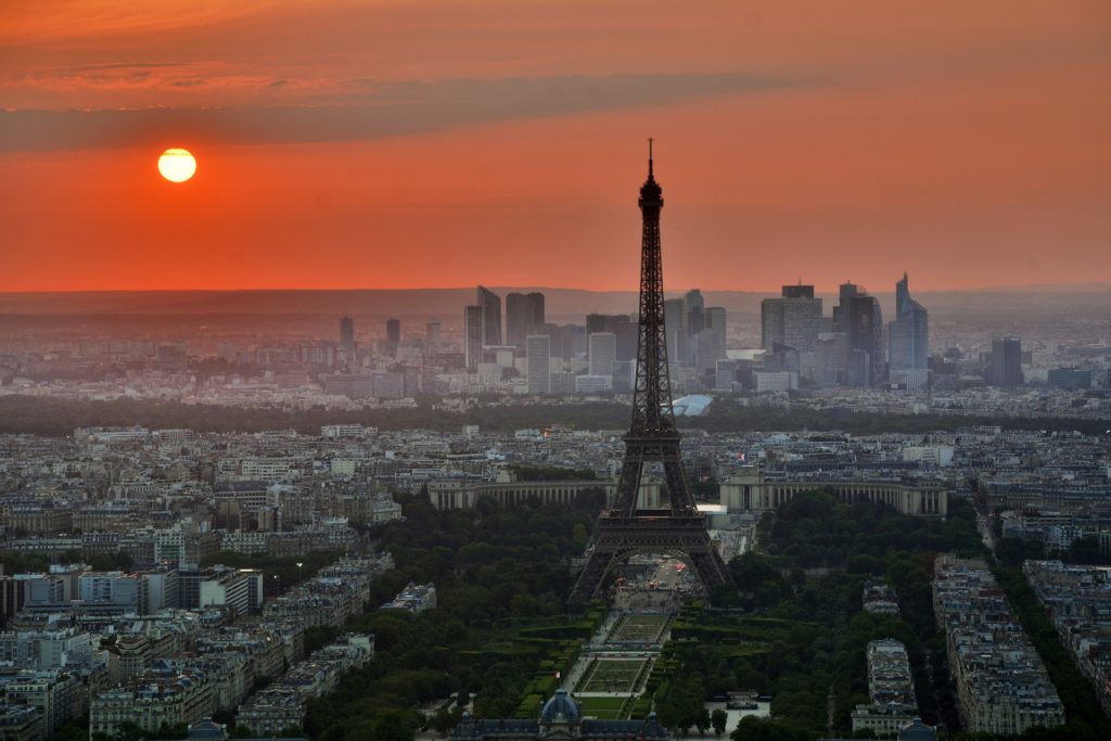 Paris mit dem Eiffelturm bei Sonnenuntergang