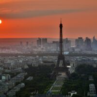 Paris mit dem Eiffelturm bei Sonnenuntergang